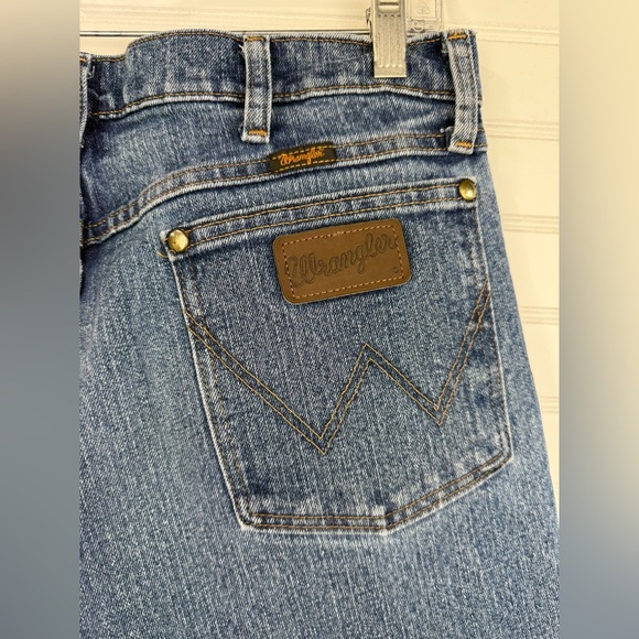 Wrangler men’s Advanced Comfort medium wash denim jeans, size 35X32 - Picture 3 of 8